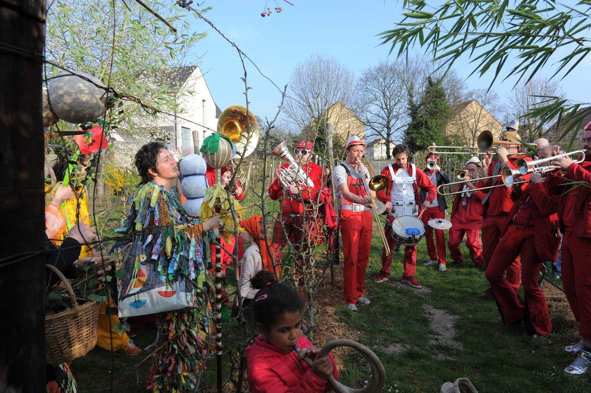 greffes réussies de pommiers et déambulation  très joyeuse et musicale (les kosmonots) autour du village entre le jardin de la bêcheuse et les vergers merci aux musiciens de la fanfare