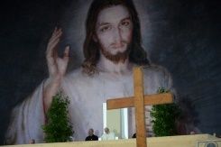 La formule "ne nous soumets pas à la tentation", laissant penser que les fidèles sont poussés par leur Dieu sur la pente du péché, est remplacée par "ne nous laisse pas entrer en tentation", qui érige Dieu en protecteur bienveillant (Photo FILIPPO MONTEFORTE/afp.com) Agrandir la photo