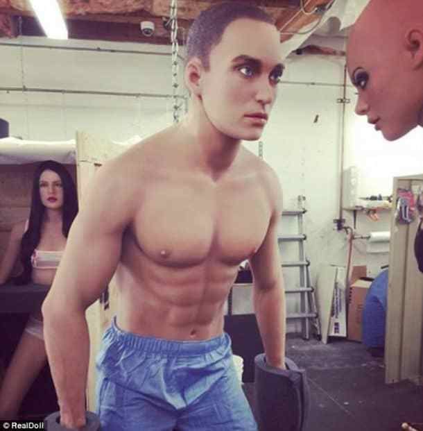 Des robots sexuels masculins dotés de pénis bioniques et d’intelligence artificielle arrivent sur le marché