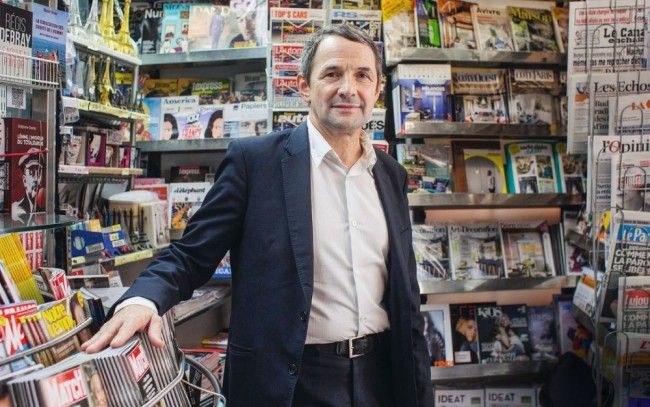 Thierry Mandon devant un kiosque qui va fermer