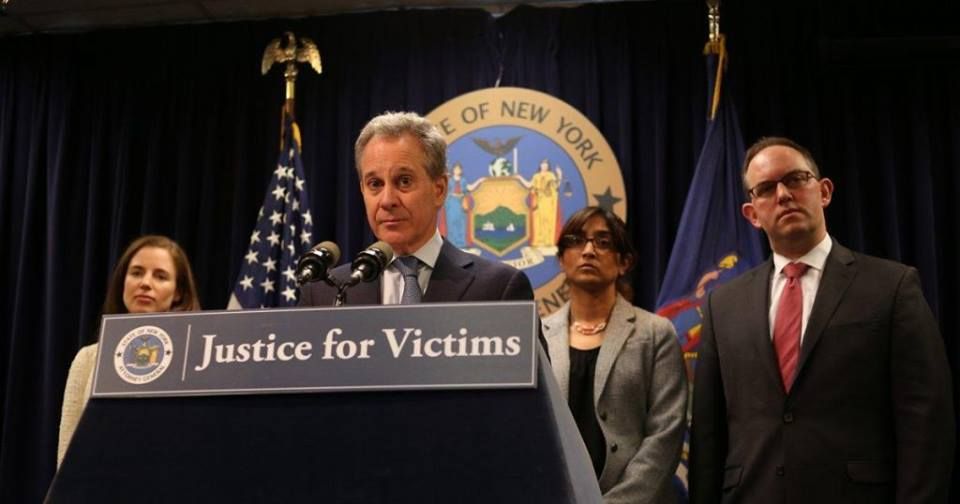 USA : Le procureur général de New York, Eric Schneiderman, a démissionné à la suite d'allégations d'agression par quatre femmes.
