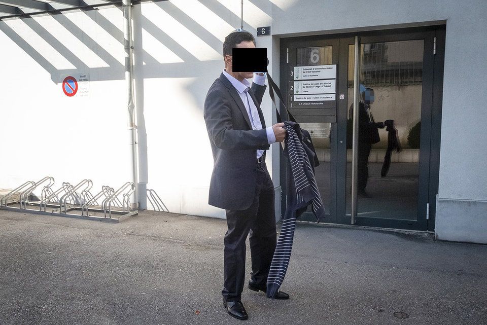 Lundi matin 17 juin: à son arrivée au Tribunal criminel de Vevey, l'ancien cadre de l'État de Vaud, accusé d'avoir contraint sexuellement sa fille dès l'âge de 6 ans, était très tendu.Image: SA