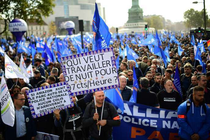 Les policiers au départ de la « marche de la colère », place de la Bastille, à Paris, le 2 octobre. MARTIN BUREAU / AFP