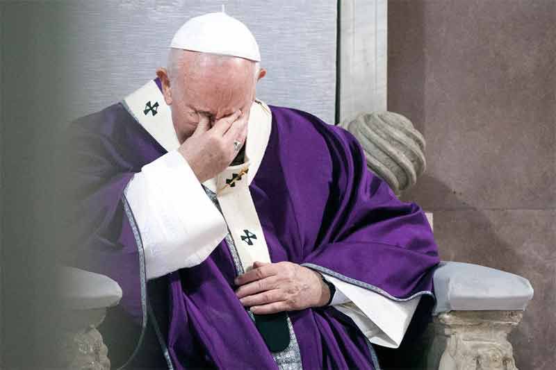 Le pape François tombe malade un jour après avoir soutenu les personnes atteintes de coronavirus + 400 cas de coronavirus ont été confirmés en Italie, et 12 personnes sont décédées.