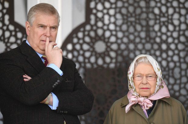 Elizabeth II sous le choc : le prince Andrew accusé d'avoir participé à des orgies avec des filles mineures
