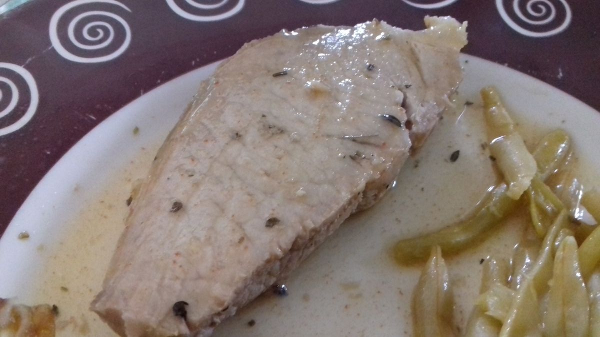 Tranches de rôti de porc à la sarriette et petits haricots beurre