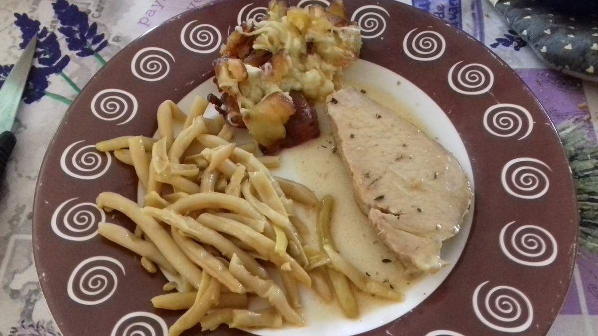 Tranches de rôti de porc à la sarriette et petits haricots beurre