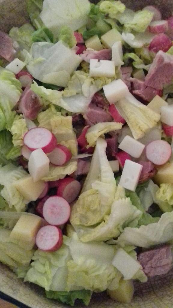 Salade bessannaise à la tomme de chèvre, lamelles de jambonneau cuit au herbe, cube de beaufort et rondelles de radis
