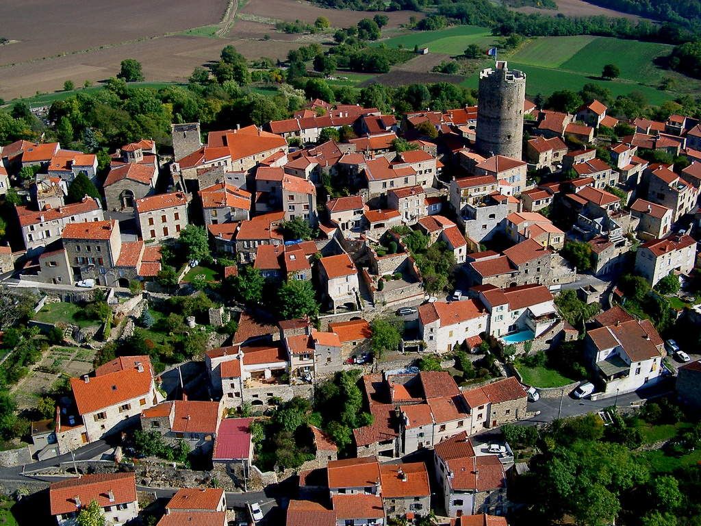 Le Montpeyroux et le Château de Busséol - Clermont-Oh My Gosh