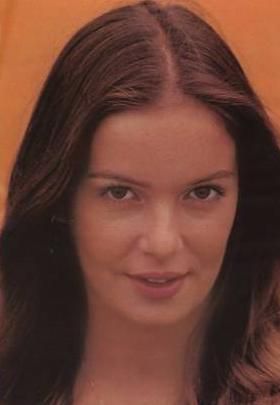 ANICEE ALVINA - ACTERIEUR DU CINEMA