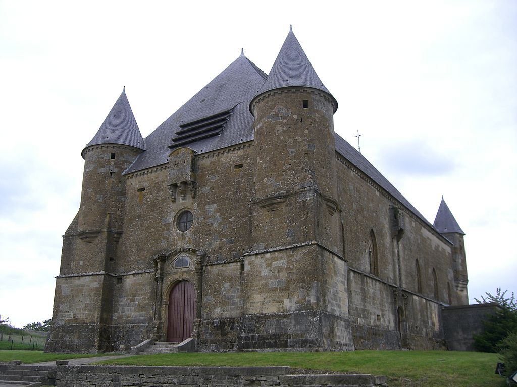 Eglise fortifiée de Saint-Juvin (Ardennes) (Photo Wikimedia commons)
