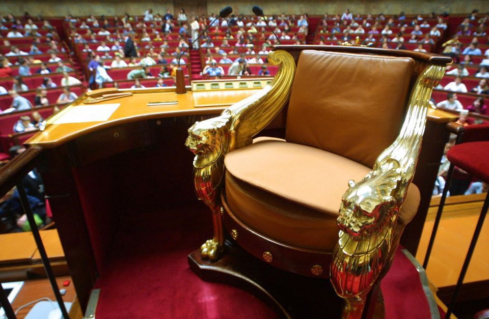 Le "Perchoir" de l'Assemblée, occupé par Claude Bartolone; ce fauteuil est celui de Lucien Bonaparte lorsqu'il présidait le Conseil des Cinq Cents, il est de David.