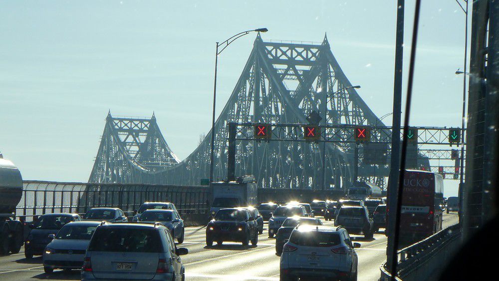 Deux magnifiques ponts au Québec : le pont Jacques Cartier à Montréal et le pont cantilever de Québec...
