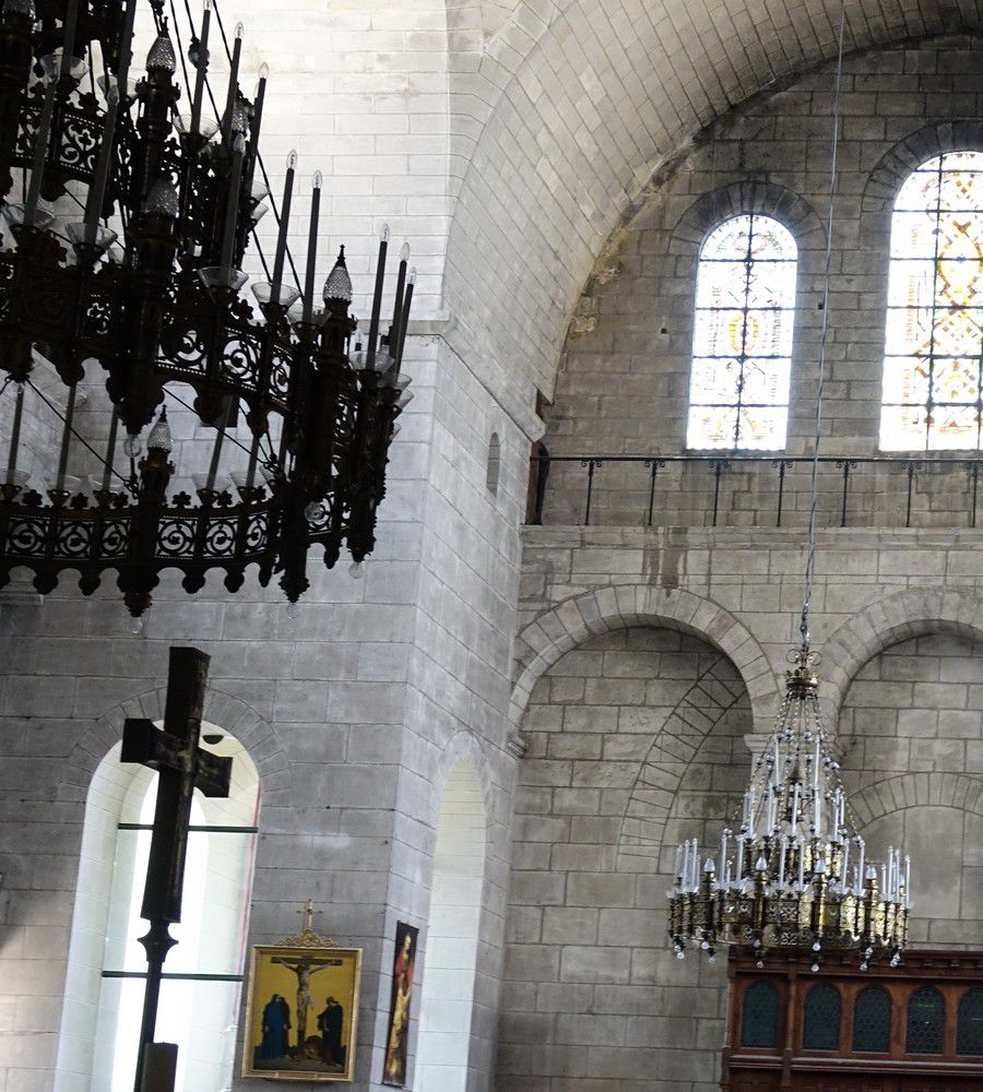 La cathédrale Saint-Front à Périgueux : les lustres, la chaire et le retable...