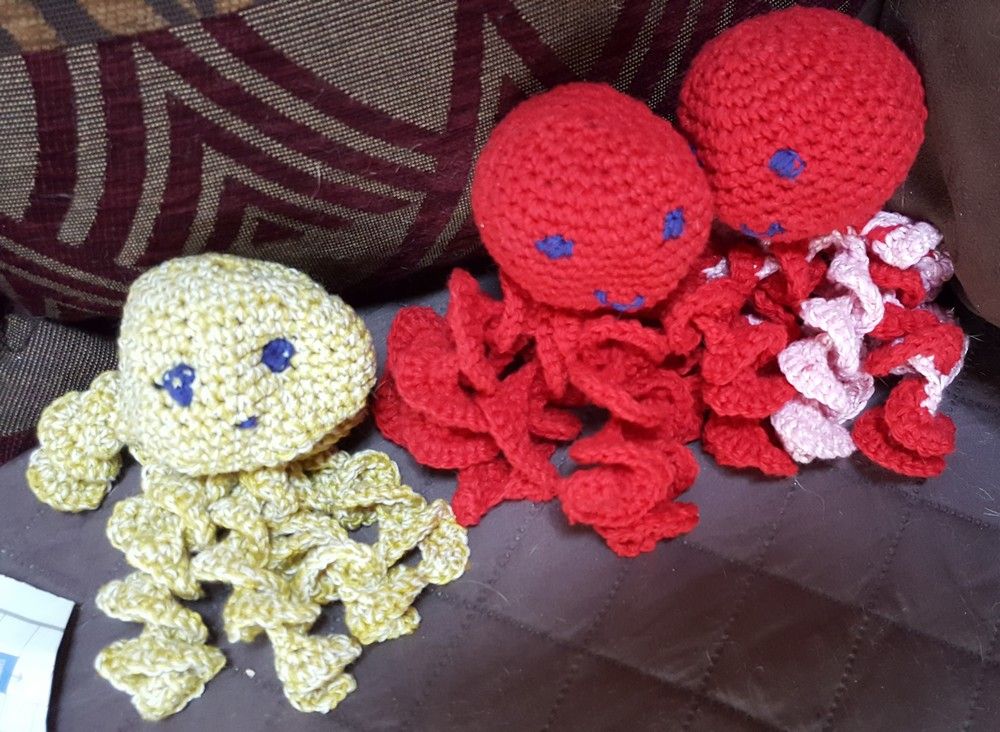 Petites pieuvres au crochet pour les prématurés, et pour Valentine...
