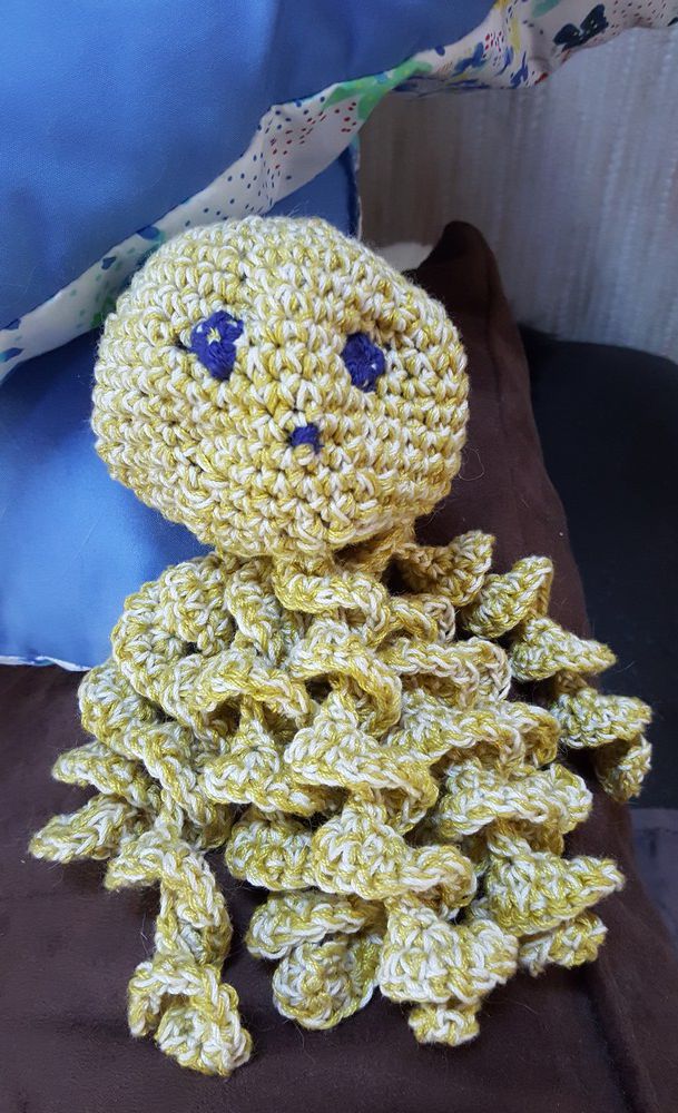 Petites pieuvres au crochet pour les prématurés, et pour Valentine...