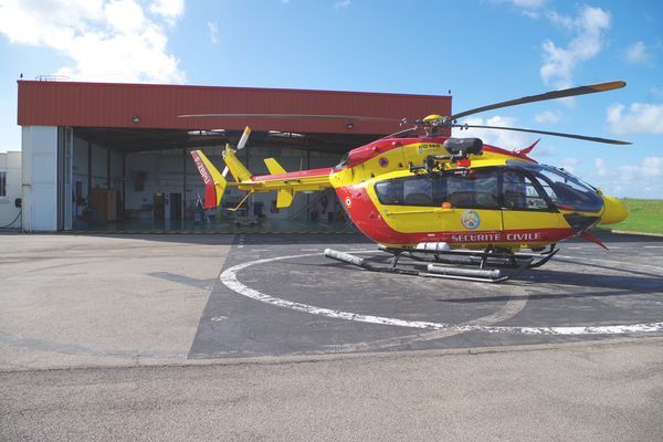 Dragon 76, l'Eurocopter EC-145 F-ZBPU, arborant l'autocollant du 60e anniversaire du Groupement d'Hélicoptères de la Sécurité Civile.