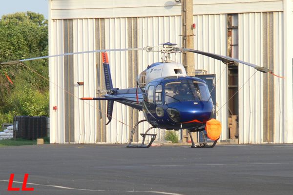 L'Aérospatiale AS-355N Ecureuil 2 F-GHLS de Mont Blanc Helicoptere avec la caméra protégée d'une bache.