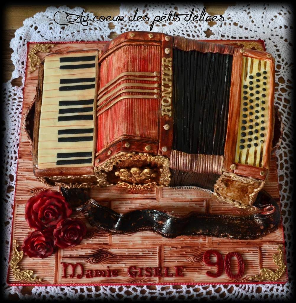 Gateau Sculpte Accordeon Au Coeur Des Petits Delices