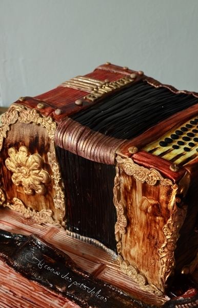 Gateau Sculpte Accordeon Au Coeur Des Petits Delices