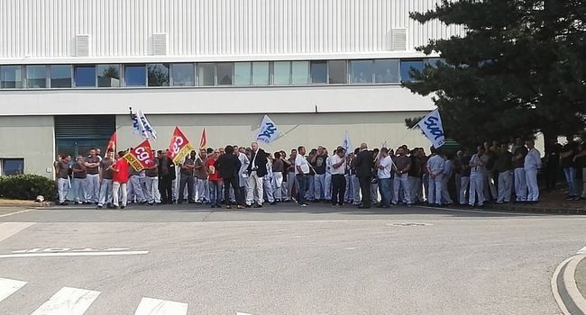 Le ssaalirés de l'usine Bosch attendant Macron le 4 août 2016 le 