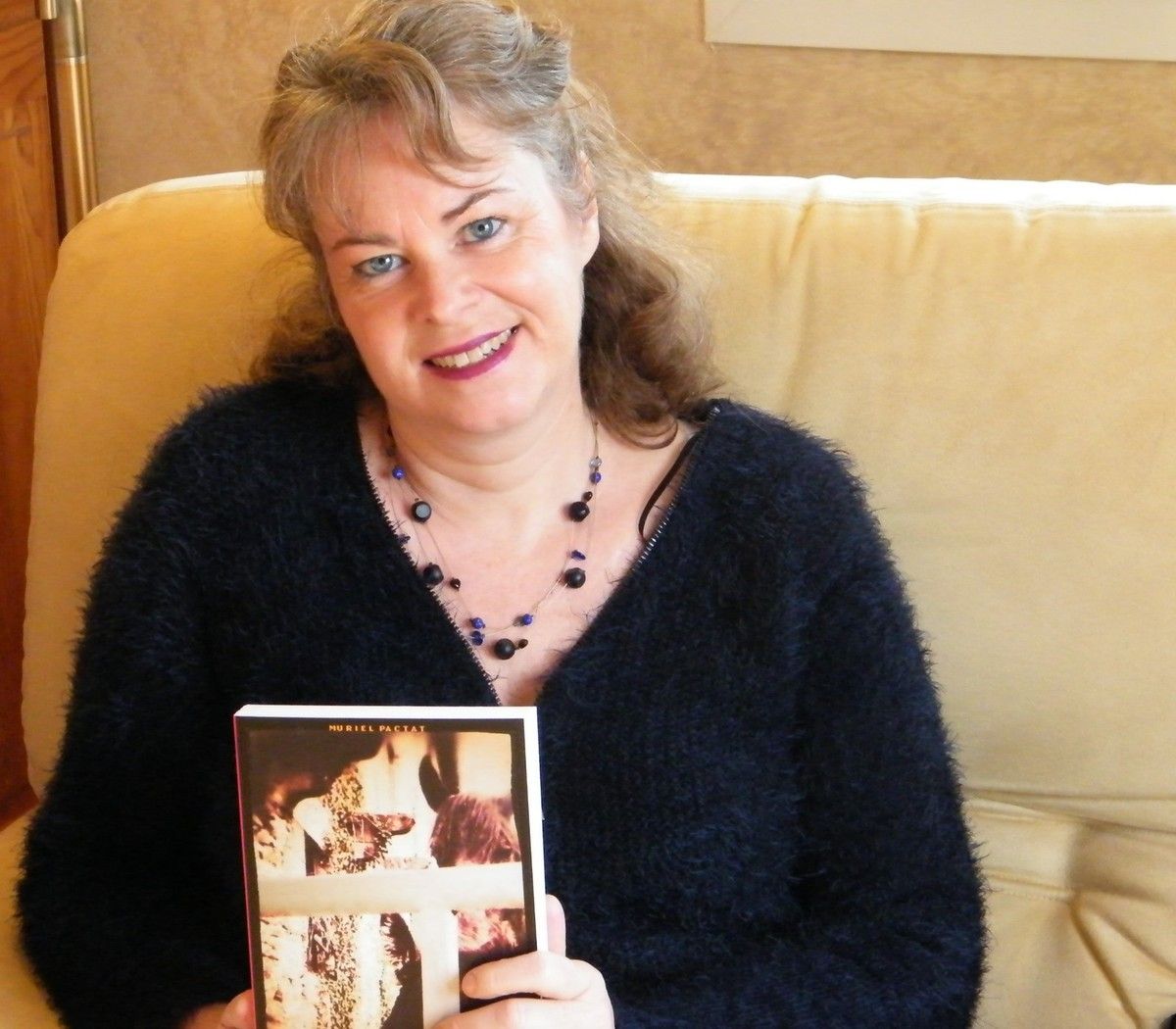 L'auteure, Muriel Pactat, écrit des romans depuis son plus jeune âge. Au fil du temps, son métier de psychologue enrichi par son expérience de manager au sein de son cabinet de formation spécialisé en Ressources Humaines, lui ont donné matière à ciseler l'âme humaine et par conséquent à savoir décrire des situations familiales et personnelles très justes. 