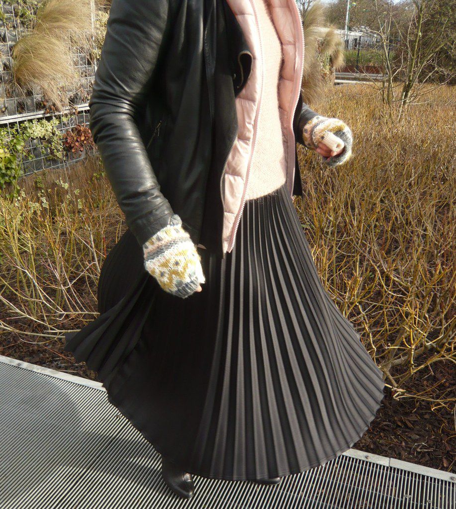 Doudoune rose jupe plissée bottes grises et bonnet clin d'oeil