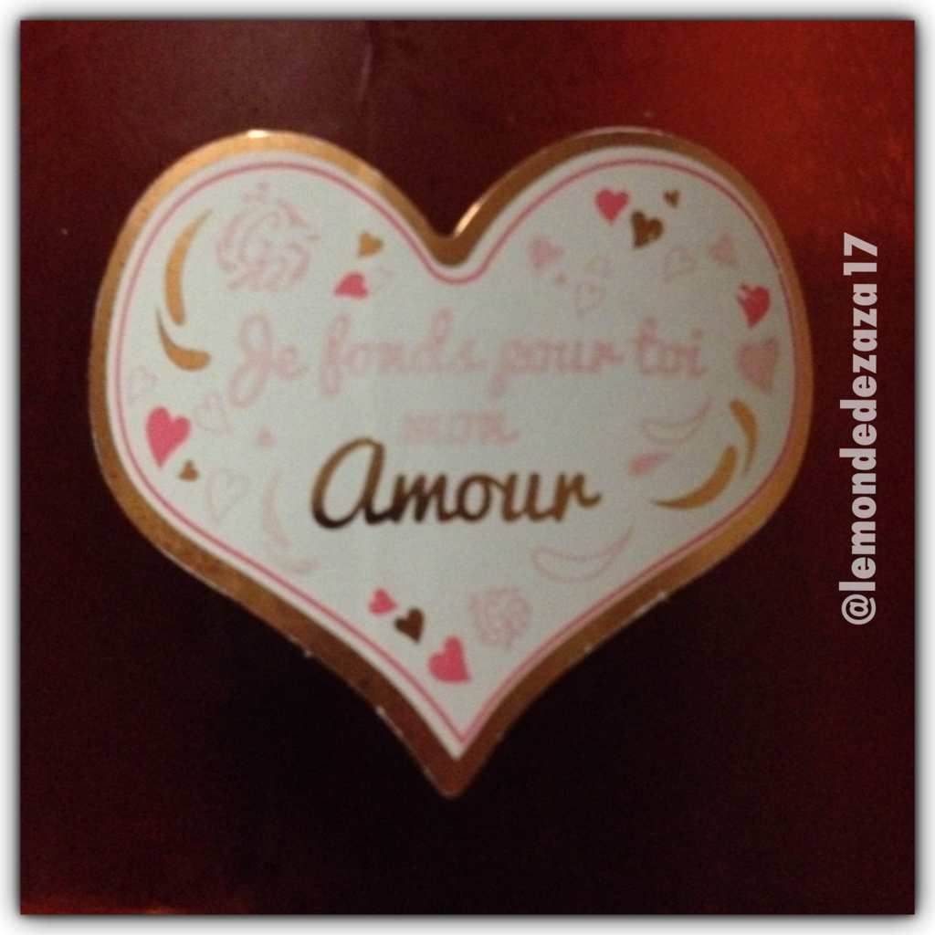  une étiquette qui laisse apparaître une déclaration d’amour au contact du froid.