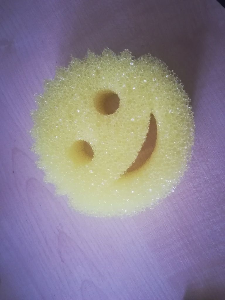 C'est quoi l'éponge révolutionnaire Scrub Daddy dont tout le monde parle ?