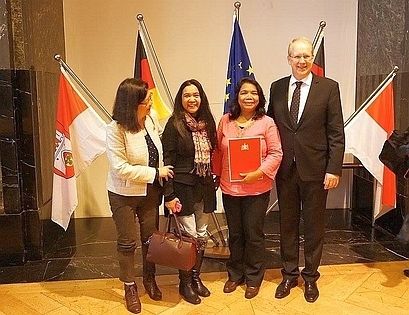 Wir waren dabei! Sarin Jenrich bei der Einbürgerung mit Herrn Schostok, Oberbürgermeister von Hannover.