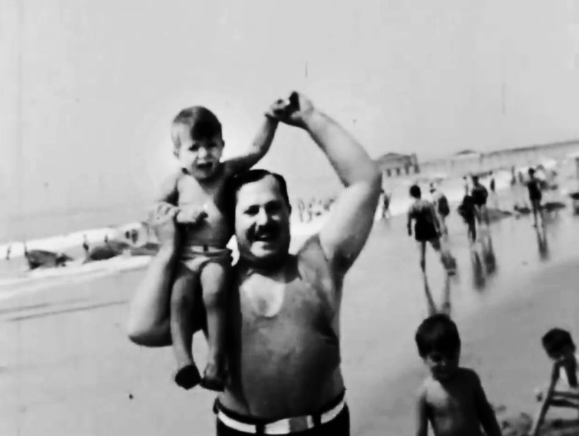 Le tout petit Leonard sur les épaules de son père, Nathan Cohen. Le tout petit Leonard sur les épaules de son père, Nathan Cohen.