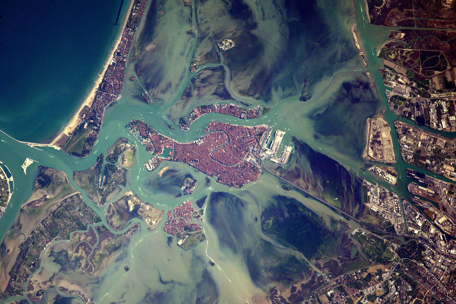 La lagune de Venise débarrassée des bateaux de touristes.