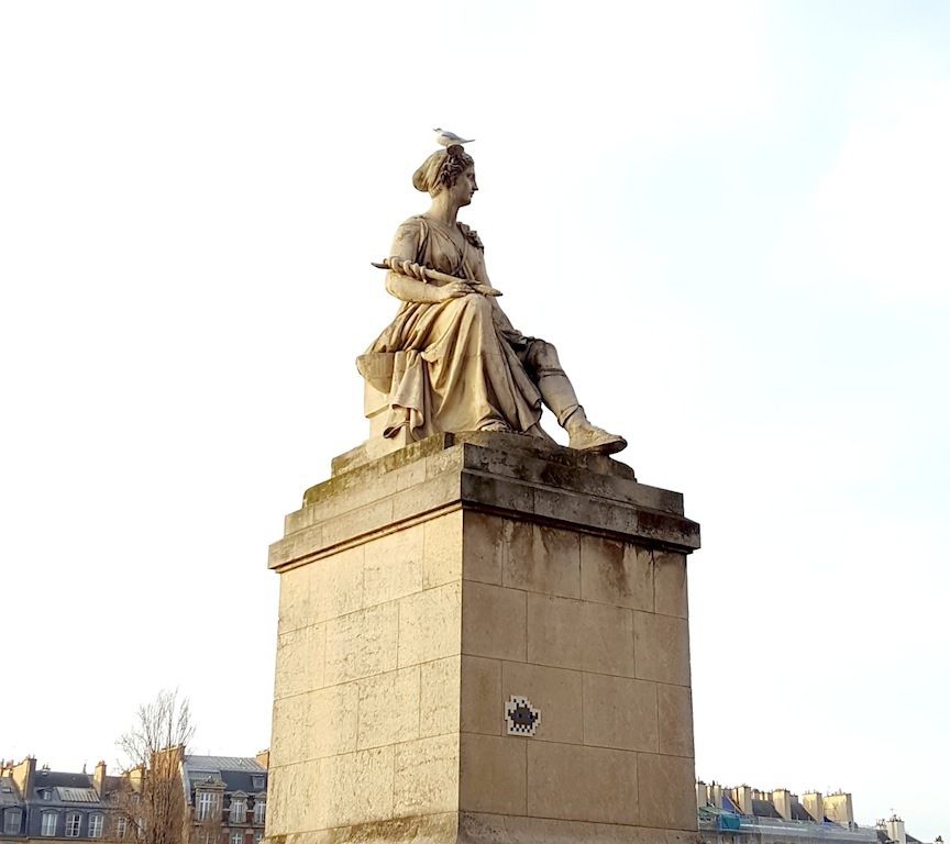 Un Space Invader sur une statue du pont du Carrousel, squattée par un goéland !