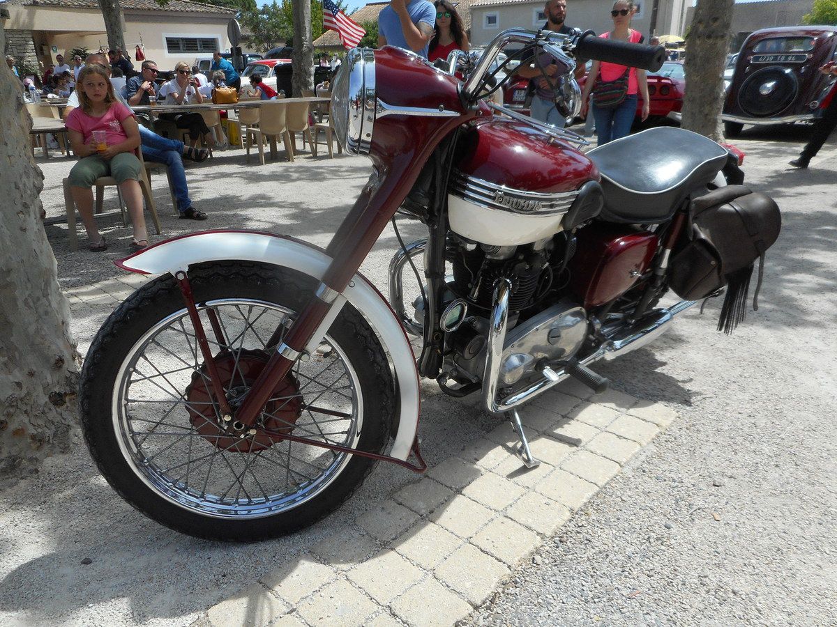 Une moto TRIUMPH Trophy s’affiche dans les rues d’Avignon