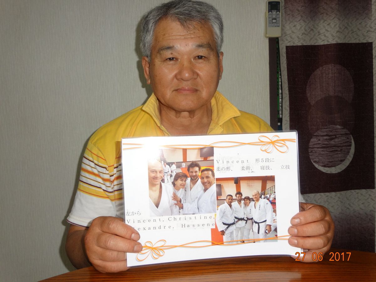 Message de MORI Yukio et Hatsue -Tachikawa, Japon- "Cher Vincent, Vous avez réussi l'examen du cinquième dan. C'est une joyeuse nouvelle. Cette nouvelle a mis tout le monde en joie. J'ai imprimé vos photos et Yukio a parlé de votre succes au membre de "Mori Dojo". Cette réussite est le fruit de vos efforts. Ici, les garcons et les petite filles de "Mori Dojo" ont eu la deuxième, ou la troisième place à la petite competition dans notre ville.