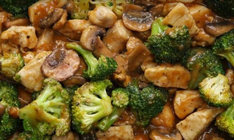 Wok asiatique de poulet au brocolis et champignons - Les recettes d'Audrey
