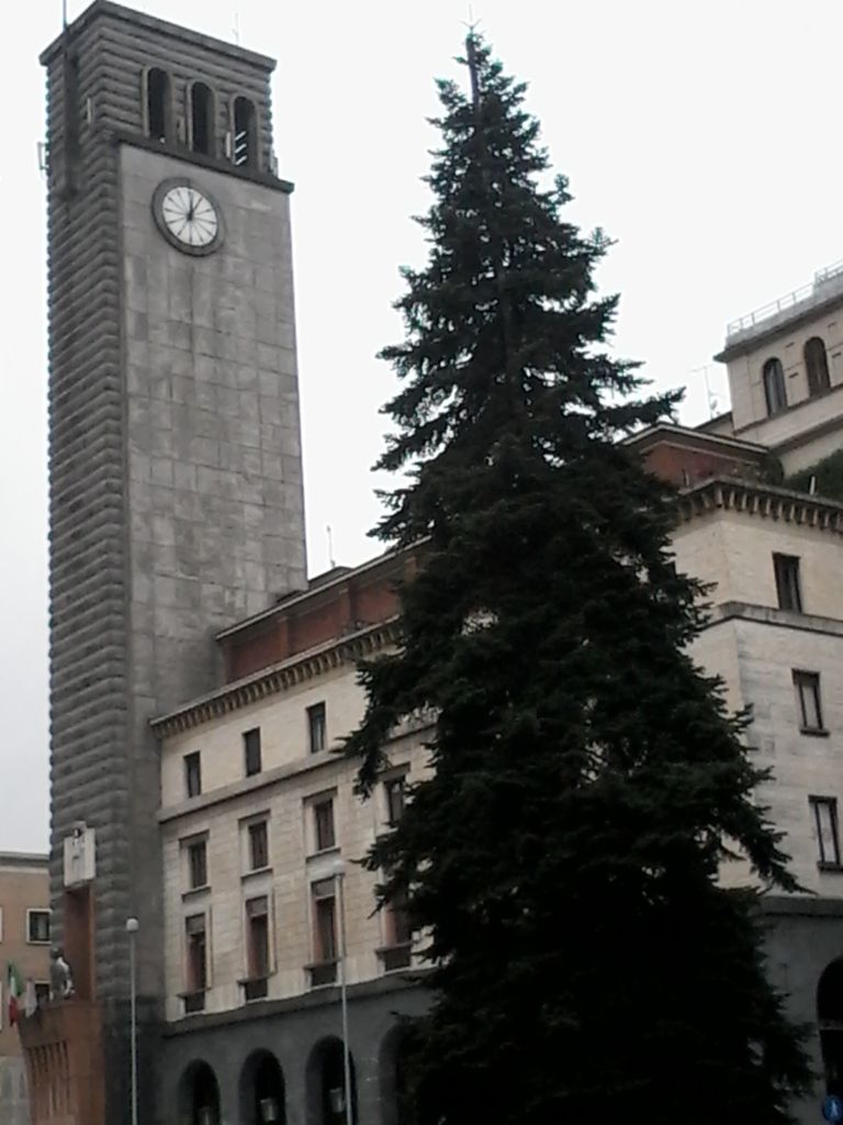 Statua dalle fattezze extraterrestri appare su balcone inagibile
