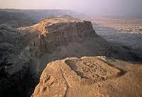 Massada, et en premier plan, les vestiges d'un camp romain.