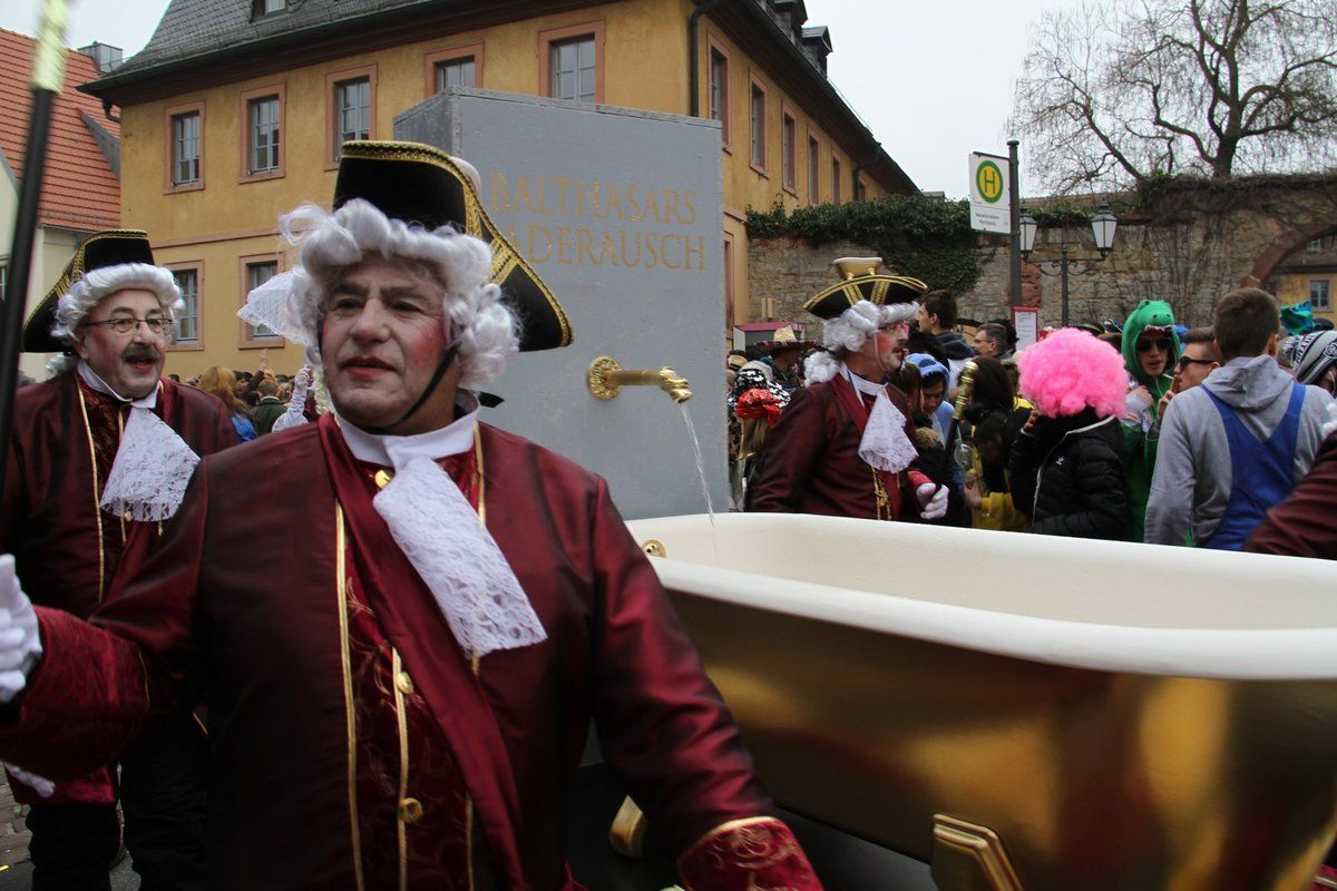 VCC-Zugleiter Jürgen Arntz hatte auch wieder etliche auswärtige Gesellschaften animieren können, in Veitshöchheim mitzumarschieren. So waren in der ersten Zughälfte Gruppen und Wägen aus Randersacker, Höchberg, Rimpar und aus Würzburg die Air-Port-Ka-Ge, die EFC Würzburger Eisenbären sowie die Narrenfreunde aus der Zellerau zu bestaunen.