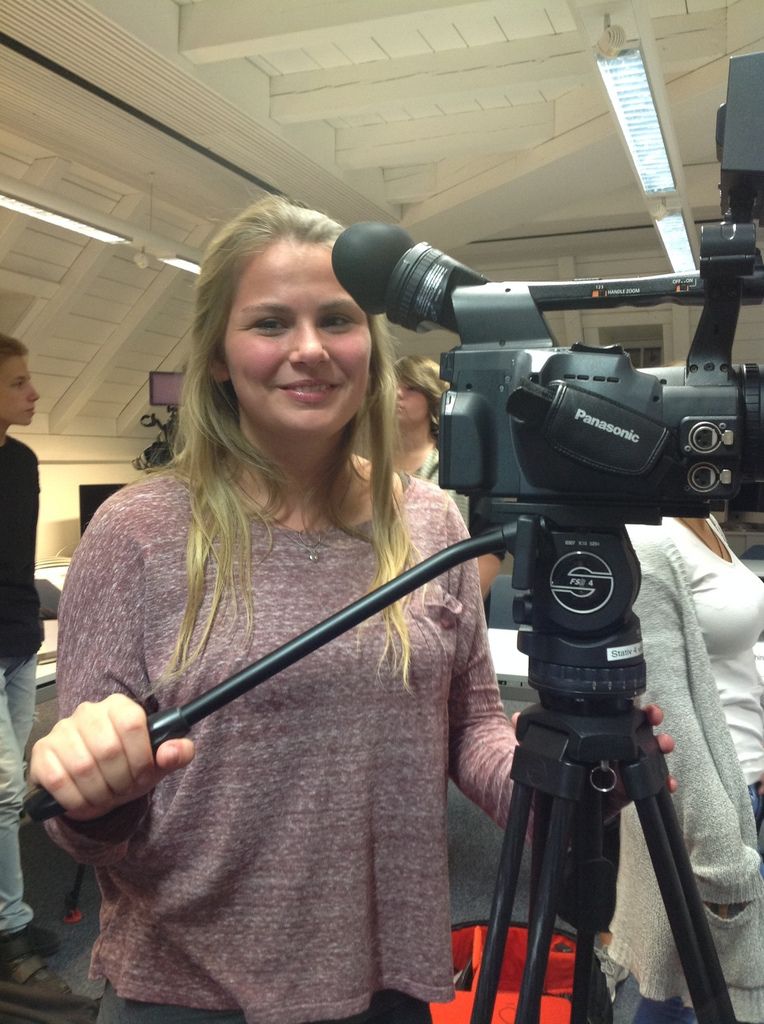 Mara Schmitt aus der Q11 des Gymnasiums Veitshöchheim kennt sich jetzt aus mit Kameraschwenk und Five Shots