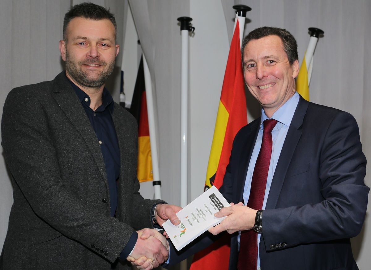 Der am Amt für Digitalisierung, Breitband und Vermessung in Schweinfurt tätige verbeamtete Vermessungsingenieur Jochen Müller ist nun Mitglied des Veitshöchheimer Gemeinderates. Bürgermeister Jürgen Götz nahm dem 47jährigen in der heutigen Sitzung den in der Gemeindeordnung vorgeschriebenen Eid ab.