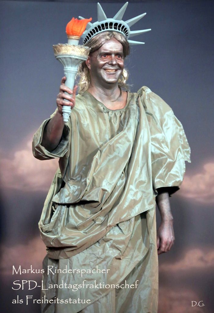 Markus Rinderspacher, Fraktionsvorsitzender der Bayern-SPD im Landtag, zog die Blicke auf sich in seiner aufwändigen Kostümierung als Freiheitsstatue, für die er die Flamme hochhielt..