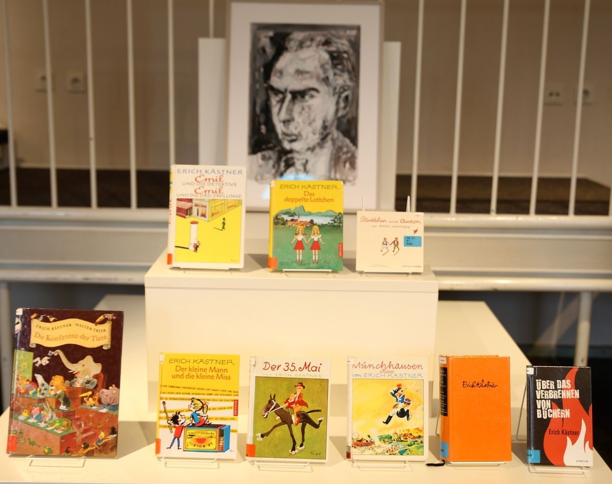 Veitshöchheimer Maler Helmut Booz spendet Erich Kästner-Portrait der Bücherei im Bahnhof