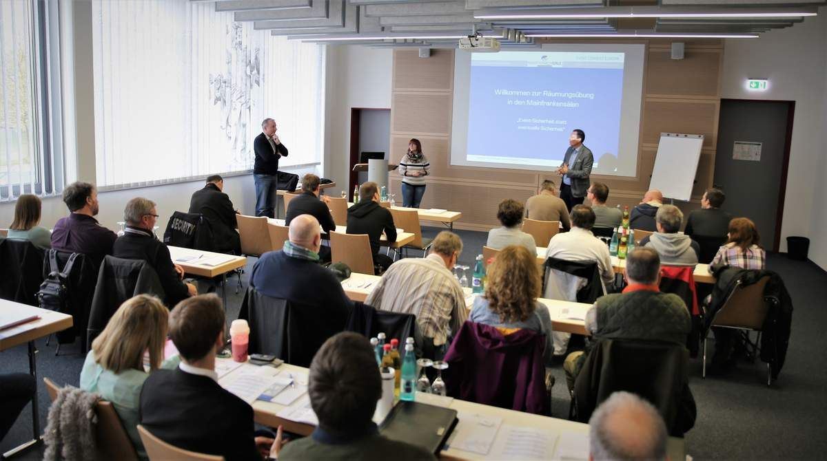"Wir wollen unsere Veranstaltungen sicherer gestalten und Abläufe bei Brand- und Bedrohungslagen klar definieren!" Mit diesen Worten hieß am Samstag Bürgermeister Jürgen Götz (rechts) als Gesellschaftervertreter und Aufsichtsratsvorsitzender der Mainfrankensäle GmbH zusammen mit Geschäftsführerin Heidrun Stegner (vorne Mitte) und dem Veranstaltungssicherheits-Experten Christian Betz (links) die Vertreter potentieller Großveranstalter wie Tanzsportgarde, Musikverein und Landesanstalt für Weinbau und Gartenbau sowie die Gastronomie, Sicherheits- und Garderobendienste sowie Brandwachen zu einem ganztägigen Workshop willkommen.