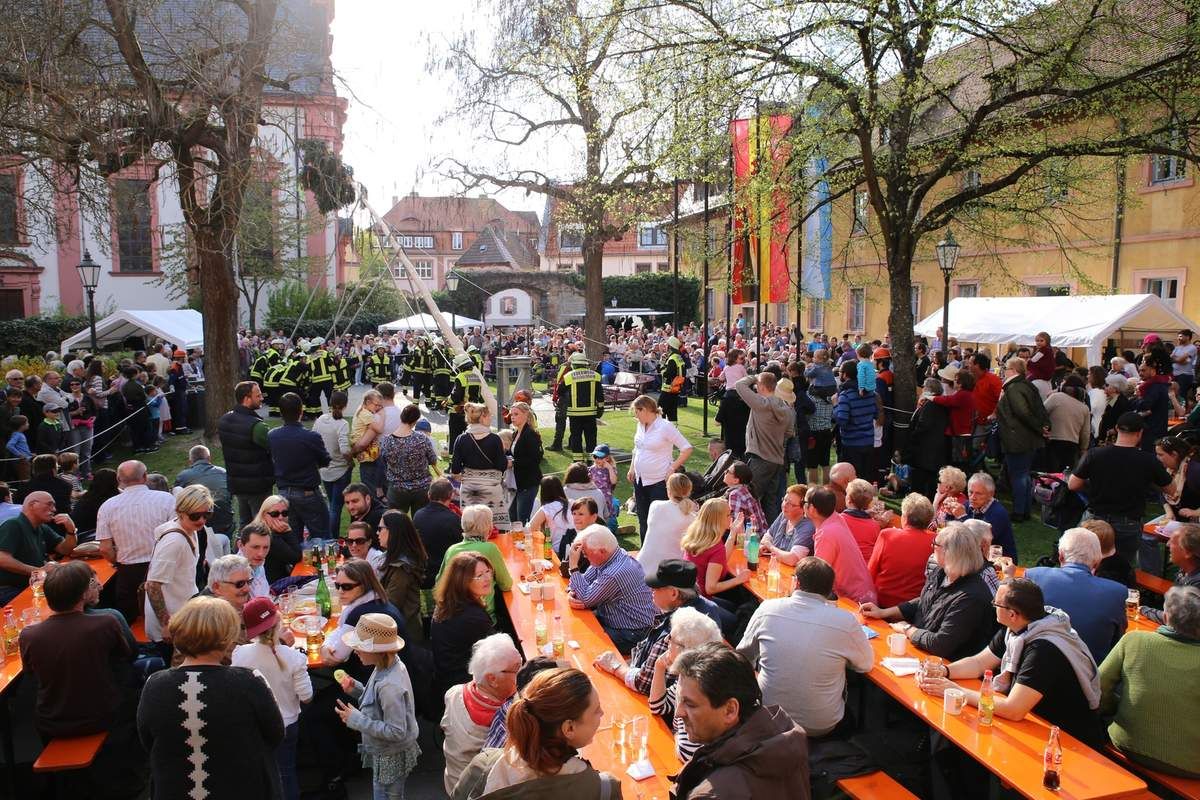 Veitshöchheimer Bürgermeister lädt am 30. April zur Maibaumaufstellung durch die Feuerwehr in den Rathaushof ein