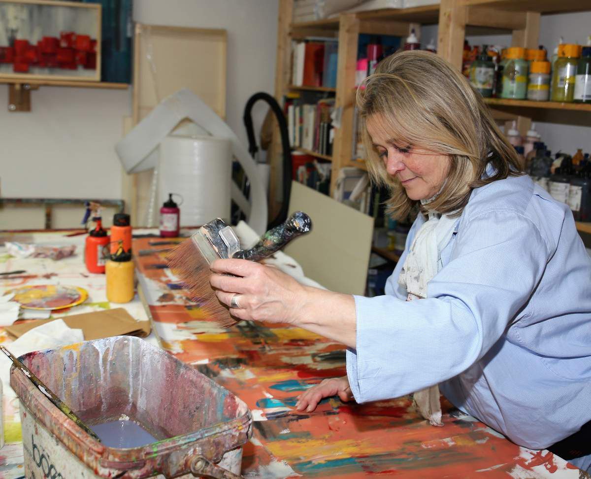 Elisabeth Maseizik offenbarte in ihrem Atelier in der Würzburger Straße 1/Obere Maingasse ihre Arbeitsweise, wie sie u.a. ihre vielen farbigen, lebendigen und bunten Acrylbilder auf Leinwand kreiert.