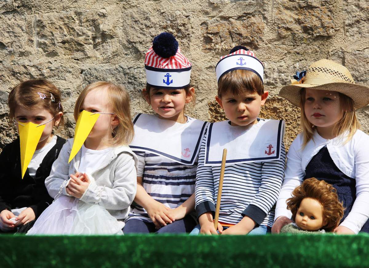 "Im Kindergarten fangen alle mal als kleine Leute an", so begannen die Kinder ihr Singspiel rund um die Berufswelt am Frühlingsfest.