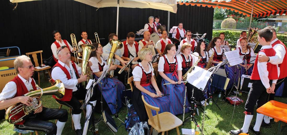 Bis zum Mittagessen erwies sich der Musikverein einmal mehr als Garant für gute Unterhaltung. Sie spielten dabei nicht nur auf ihren Instrumenten, sondern sangen auch ihrem jungen Mitglied Dominik ein Geburtstagsständchen.