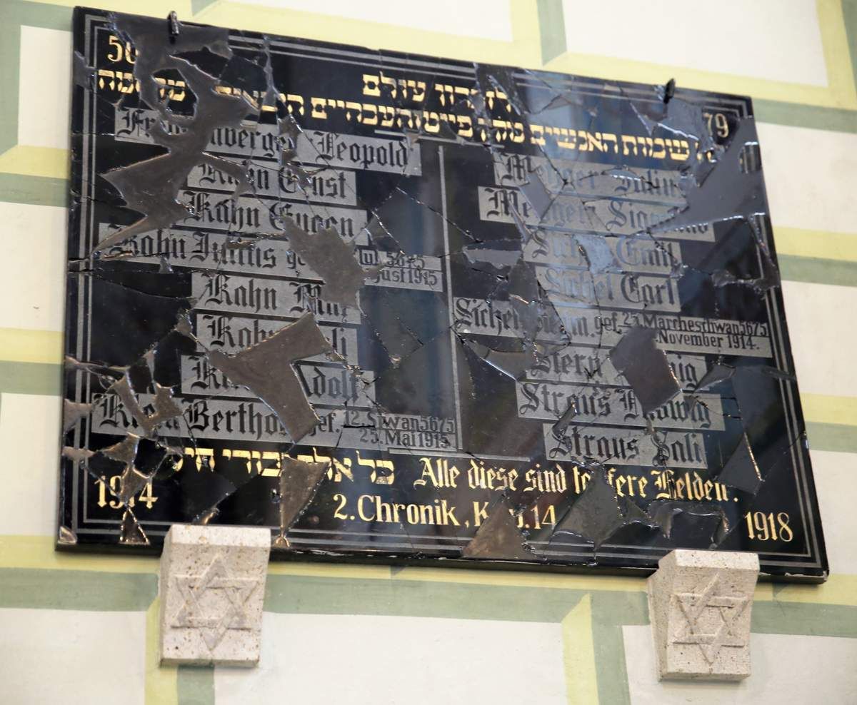 Um die Jahrhundertwende sind die 70 jüdischen Mitbürger in Veitshöchheim in das Gemeindeleben integriert. Viele von ihnen engagieren sich politisch oder gesellschaftlich im Dorfgeschehen. 16 Männer der jüdischen Gemeinde melden sich zum Militärdienst im Ersten Weltkrieg. Julius Kahn, Berthold Klein und Siegmund Sichel fallen im Krieg. Daran erinnert in der Synagoge die Gedenktafel.