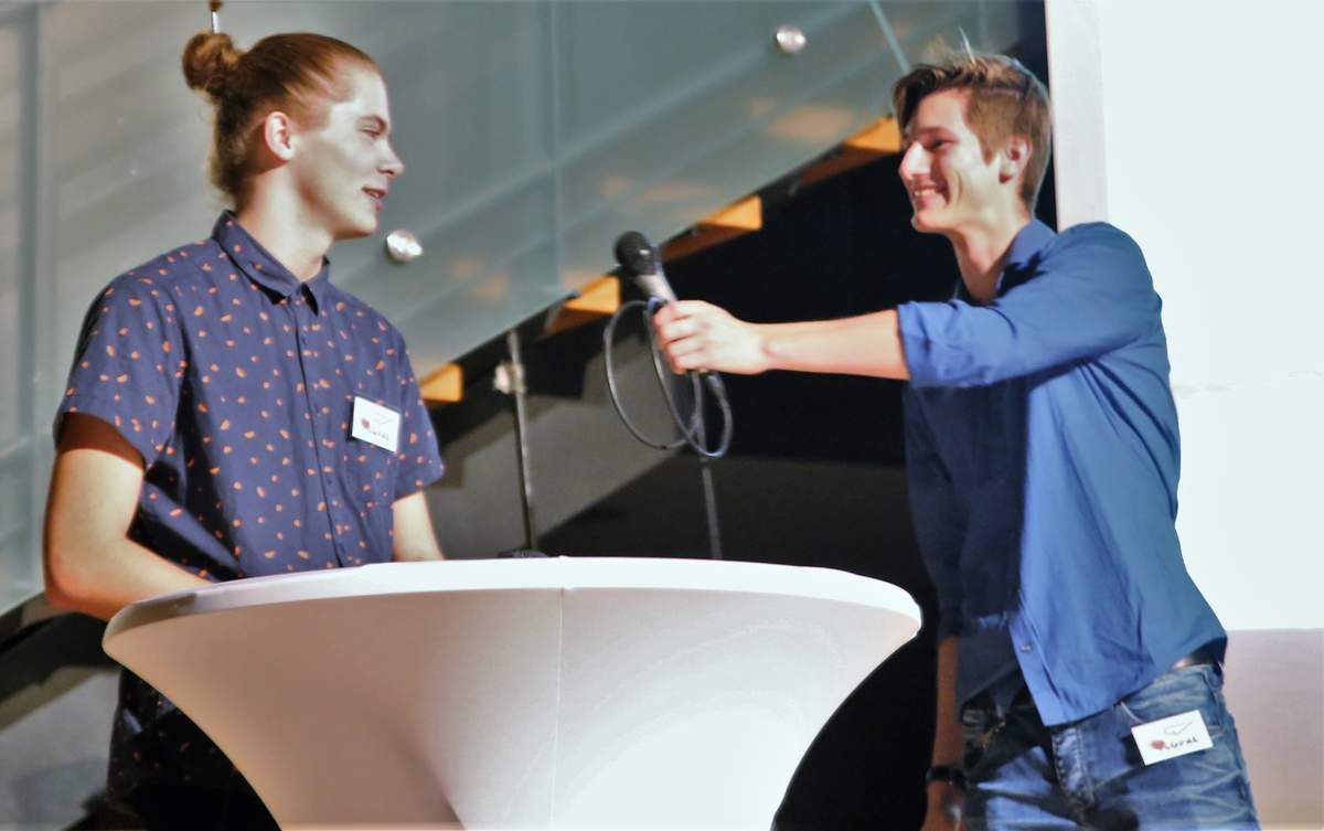 Den Präsentationsabend moderierten voller Begeisterung Tim Rüterbories (rechts) und Niels Riedl.